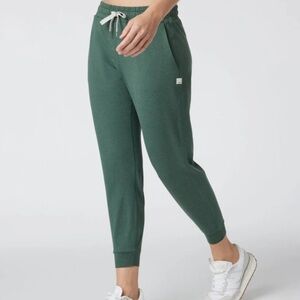 Vuori Green Joggers Size: Medium